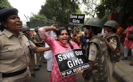 Bé gái Ấn Độ bị hãm hiếp trước mặt mẹ và anh trai