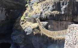 Bạn có dám đi qua cây cầu bằng cỏ dài 35 mét, một truyền thống có từ hàng trăm năm của người dân Peru?