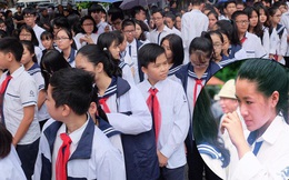 Hàng nghìn người dân cùng học sinh xếp hàng dài vào tiễn biệt thầy Văn Như Cương về cõi vĩnh hằng
