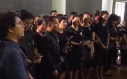 Cựu HS vừa khóc vừa hát "Bài học đầu tiên" tiễn biệt thầy Văn Như Cương