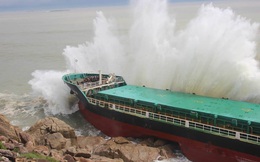 Váng dầu nghi từ các tàu bị chìm trong bão ở Quy Nhơn