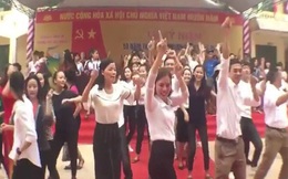 Thầy cô cùng học sinh "quẩy quên đường về" trong ngày kỷ niệm thành lập trường