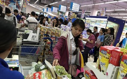 Ứng phó trước bão số 14: Người dân Nha Trang ùn ùn đến siêu thị mua thức ăn