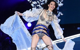 Cú ngã của siêu mẫu Ming Xi tại sàn diễn Victoria's Secret đau đớn và đáng sợ thế nào