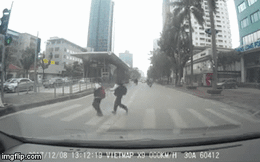 Vượt đèn đỏ, đi làn BRT, hai người đàn ông đâm thẳng vào bé gái đang qua đường