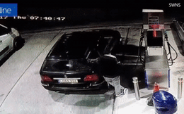 Clip: Đổ trộm xăng, hai tên trộm vô tình đốt luôn chiếc xe vừa đánh cắp