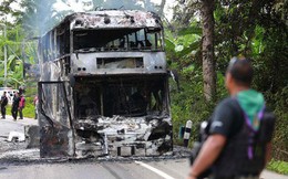 Những kẻ nổi dậy đốt xe buýt ở miền nam Thái Lan