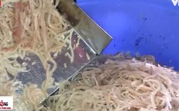 Tận mắt nhìn bì lợn thối tẩm hoá chất "hoá thân" thành món ăn khoái khẩu của nhiều người