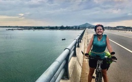 Clip: Toàn cảnh vụ nữ du khách nước ngoài bị mất xe đạp khi phượt xuyên Việt