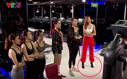 Hoàng Thùy lại để lộ khoảnh khắc ăn mặc khó hiểu trên sóng truyền hình