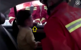 Cảnh báo sự cố dễ xảy ra với trẻ: Bé gái khóc thét vì bị kẹt tay vào khe cửa kính ô tô