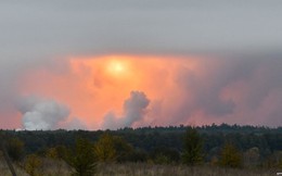 24h qua ảnh: Cầu lửa kỳ lạ xuất hiện sau vụ nổ kho đạn Ukraine ở sát biên giới Nga