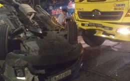 Ô tô 7 chỗ bị ủi lật ngửa trên đường phố Sài Gòn, 4 người trong xe la hét cầu cứu