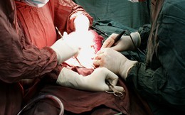 Sản phụ mang song thai ngưng tim trong ca sinh mổ