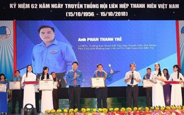 Nam sinh chạy xe ôm trả lại 320 triệu đồng được tuyên dương