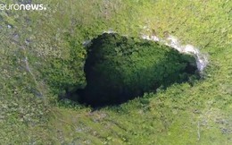 Xuất hiện hố tử thần sâu 118 mét tại vùng rừng núi Trung Quốc, để lộ hệ thống hang động khổng lồ rộng 6,8 triệu mét khối