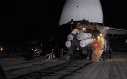 Cận cảnh tên lửa S-300 lũ lượt đổ bộ vào Syria: Israel nhìn thấy sẽ "lạnh gáy"