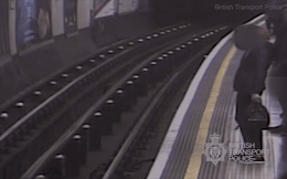 Đứng chờ tàu điện ngầm, ông lão 91 tuổi bị đẩy xuống đường ray