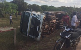 Xe tải chở trụ điện mất lái lao xuống vệ đường, 2 người thiệt mạng