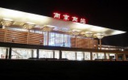 Cô gái Trung Quốc suýt bị tàu hỏa cán qua vì ‘đùa với bạn trai’