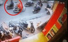 Video: Cô gái đang đi xe máy bỗng bị 2 thanh niên áp sát, đạp ngã dúi dụi xuống đường
