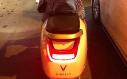 Mới mở bán được vài giờ, người dân đã bắt gặp xe máy điện VinFast lăn bánh trên phố đông