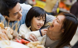 Nhờ con gái 5 tuổi trông em cho mẹ, tôi chết lặng khi nghe những lời con gái nói với cậu em trai
