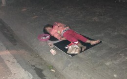 Xúc động hình ảnh bé gái "ăn xin" nằm ngủ trên vỉa hè giữa đêm lạnh