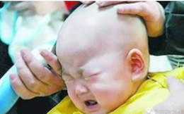Tác hại khó lường từ việc cạo trọc đầu cho trẻ và mẹo giúp mẹ cắt tóc cho bé dễ dàng