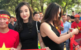 Xuất hiện bên ngoài sân xem ĐT Việt Nam, nữ CĐV được săn lùng vì vóc dáng quá đẹp