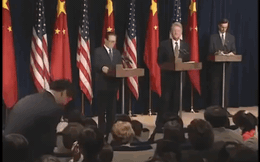 Ông Giang Trạch Dân gặp sự cố hài hước, cựu TT Bill Clinton phải ra hiệu nhắc nhở