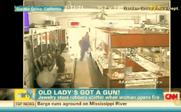 5 tên cướp có súng xông vào cửa hàng, đồng loạt chạy mất dép khi đối đầu nhân vật bí hiểm