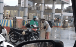 Xôn xao clip cô gái "dị" đứng chờ ở bến xe, cứ nhìn thấy mũ bảo hiểm Grab là đập tan tành