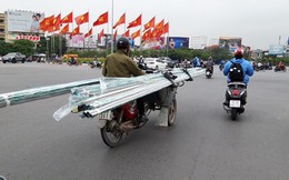 Người dân kinh hãi vì xích lô chở hàng cồng kềnh hoành hành trên phố