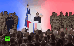 Vừa hết bài quốc ca, binh sĩ Pháp bất ngờ "đổ gục" ngay trước mặt ông Macron