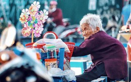 Ngày cuối năm, nhói lòng nhìn cụ bà gần đất xa trời gục mặt vào gánh hàng rong giữa ngã tư Hà Nội