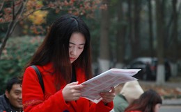24h qua ảnh: Cô gái ôn bài trước kỳ thi công chức căng thẳng ở Trung Quốc