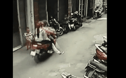 CLIP: Cặp đôi chầm chậm đi xe máy vào ngõ, lúc phóng ra khiến bao người hoảng hốt