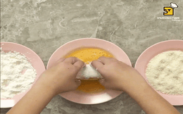 Có ai ngờ rán trứng cuộn xong làm thêm một bước đơn giản nữa là nâng tầm món ăn thành "siêu phẩm" trong nháy mắt