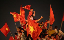 Việt Nam vào chung kết, "biển người" khắp cả nước xuống đường ăn mừng