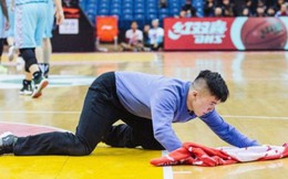 Thanh niên ‘đổi đời’ nhờ nghề lau sàn bóng rổ lương 30.000 đô/năm: Nghiêm túc trong công việc sẽ được đền đáp xứng đáng