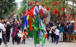 Thích thú với cảnh đi cà kheo tại lễ hội xuân 3 miền ở Hà Nội