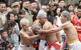 Các cụ già mình trần hào hứng tham gia hội vật cầu ở Hà Nội