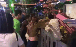 Bảo vệ ngăn cản người đàn ông "mót" hoa ở đường hoa Nguyễn Huệ