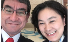 Chụp ảnh selfie với bà Hoa Xuân Oánh, Ngoại trưởng Nhật gặp rắc rối