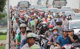 Người dân ùn ùn về quê ăn Tết, các tuyến đường Sài Gòn kẹt cứng