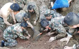 Hàng chục cảnh sát dùng tay đào đất cứu người bị chôn sống