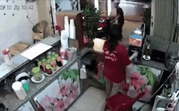 CLIP: Nữ nhân viên nhảy qua quầy bán trà sữa, giành lại xe máy từ tên trộm liều lĩnh
