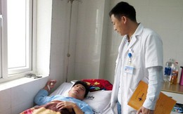 2 thanh niên đánh thầy giáo dập mũi trình diện công an