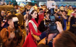 Clip: Hương Giang diện áo dài đỏ rực rỡ, được truyền thông và người hâm mộ vây kín khi về đến Việt Nam